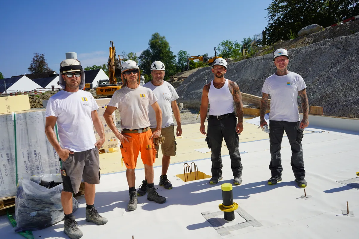 Im Schweisse deines Angesichts: Diese Arbeiter trotzen der Hitze auf der Hallenbad-Baustelle.