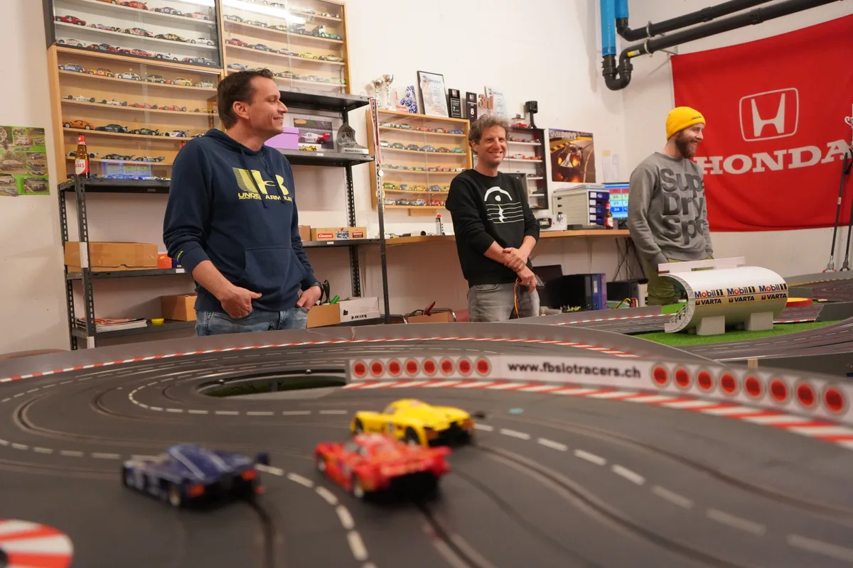 Serge Brugger und seine Freunde trainieren in Fällanden auf der Carrera-Bahn.