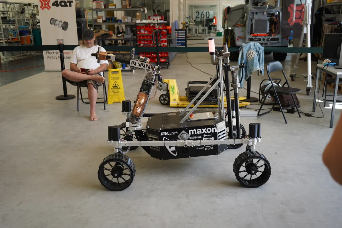 Ein Mars-Rover im Hangar.