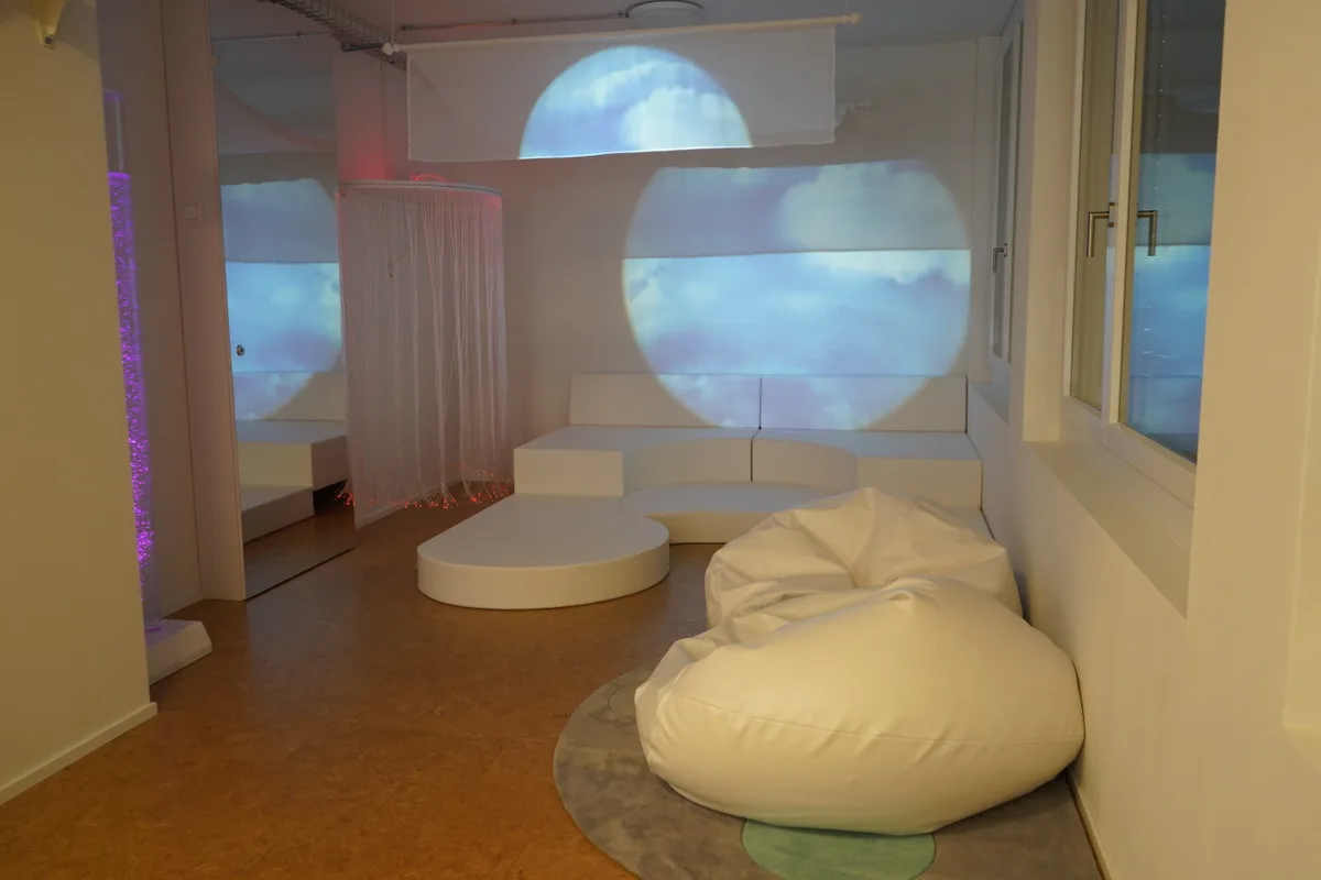 Blick in den Snoezelen-Raum mit Projektion und Lichtern.