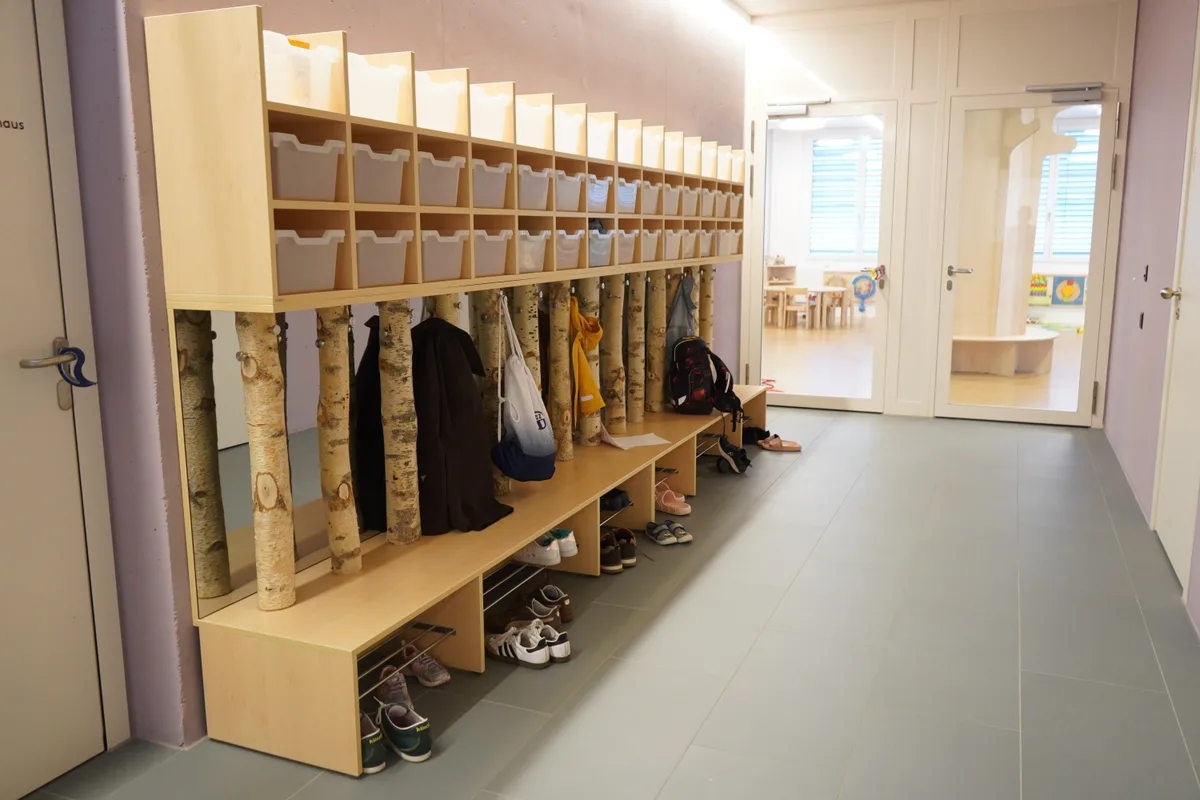 Blick auf die Garderobe.