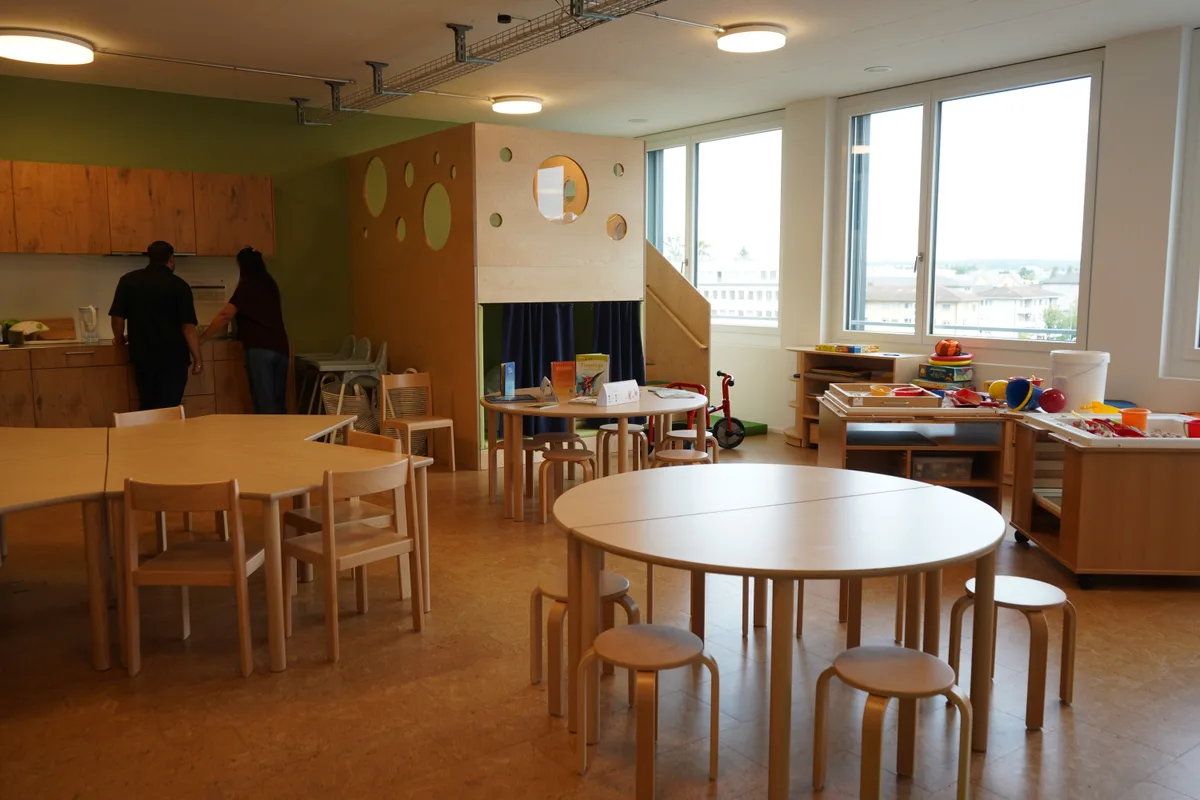 Blick in einen Schulraum.