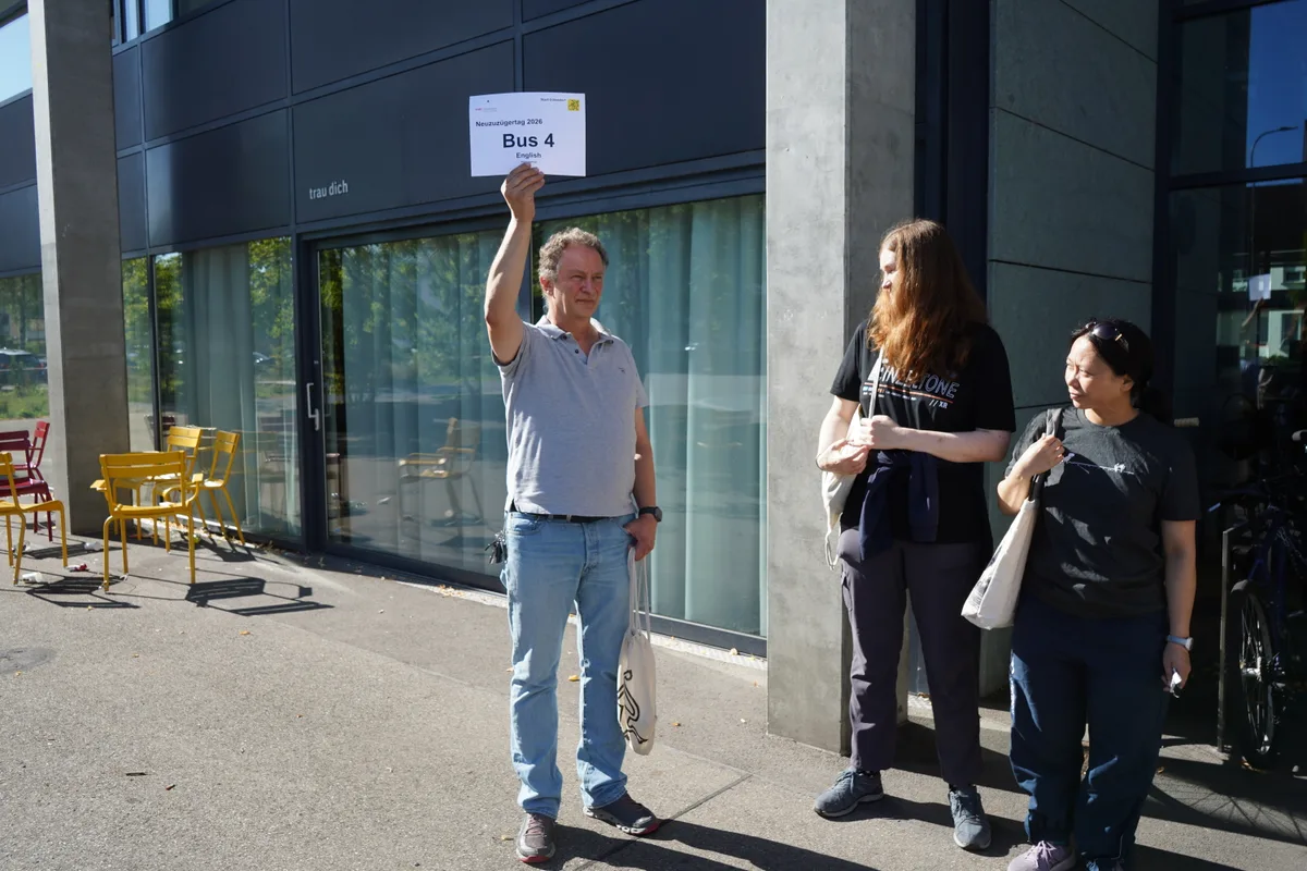 Johner hält ein Schild.