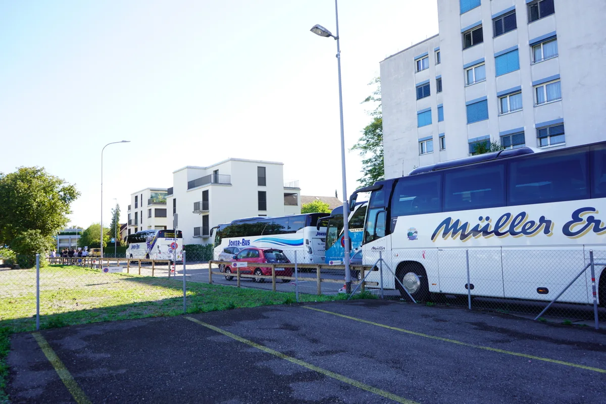 Die Leepüntstrasse ist gesäumt mit acht Cars.
