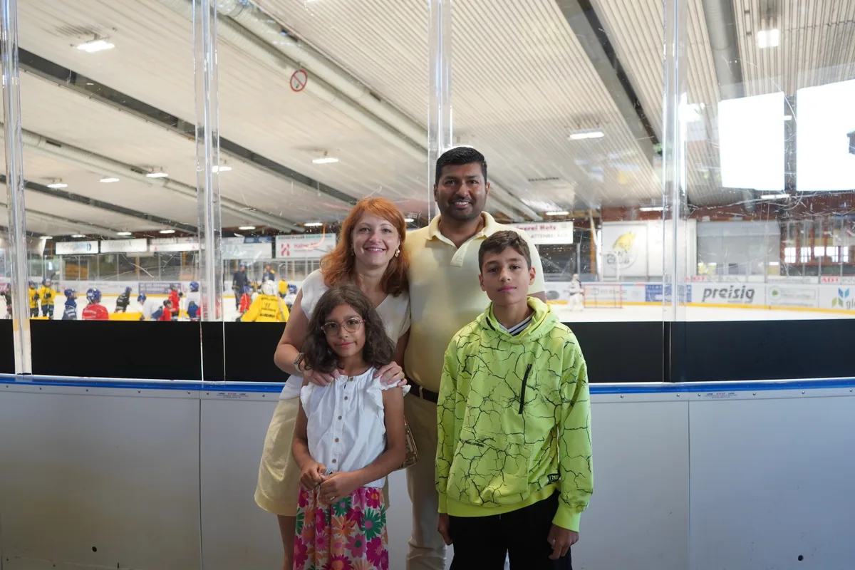 Eine Familie vor dem Eisfeld.