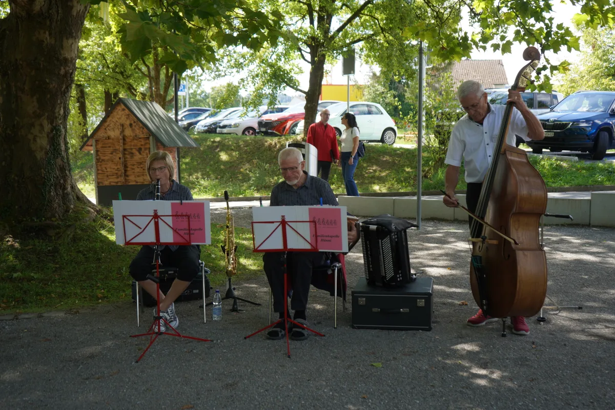 Drei Musiker draussen.