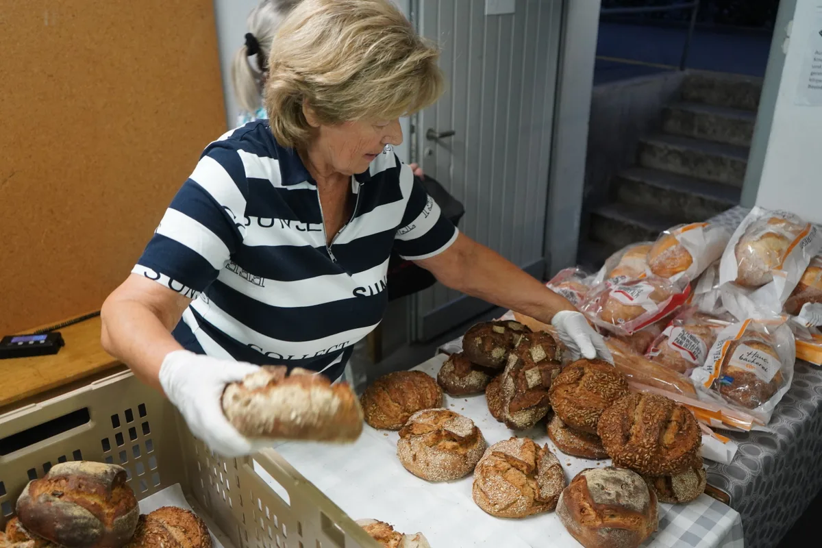 Eine Frau stellt Brot bereit.
