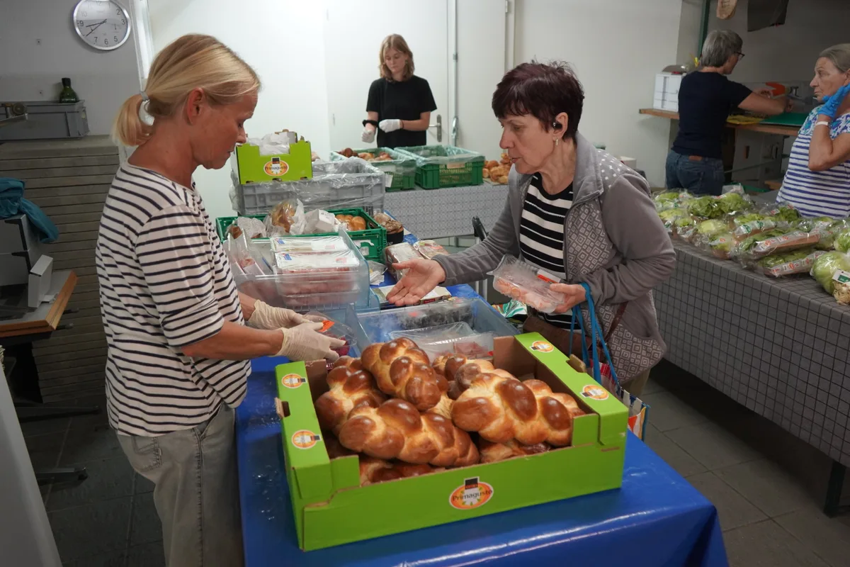 Eine Frau nimmt Fleisch.