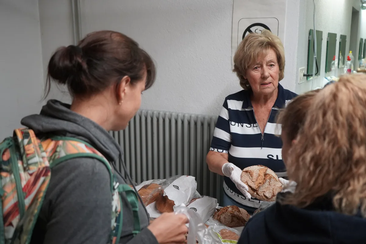 Zwei Frauen wählen Brote.