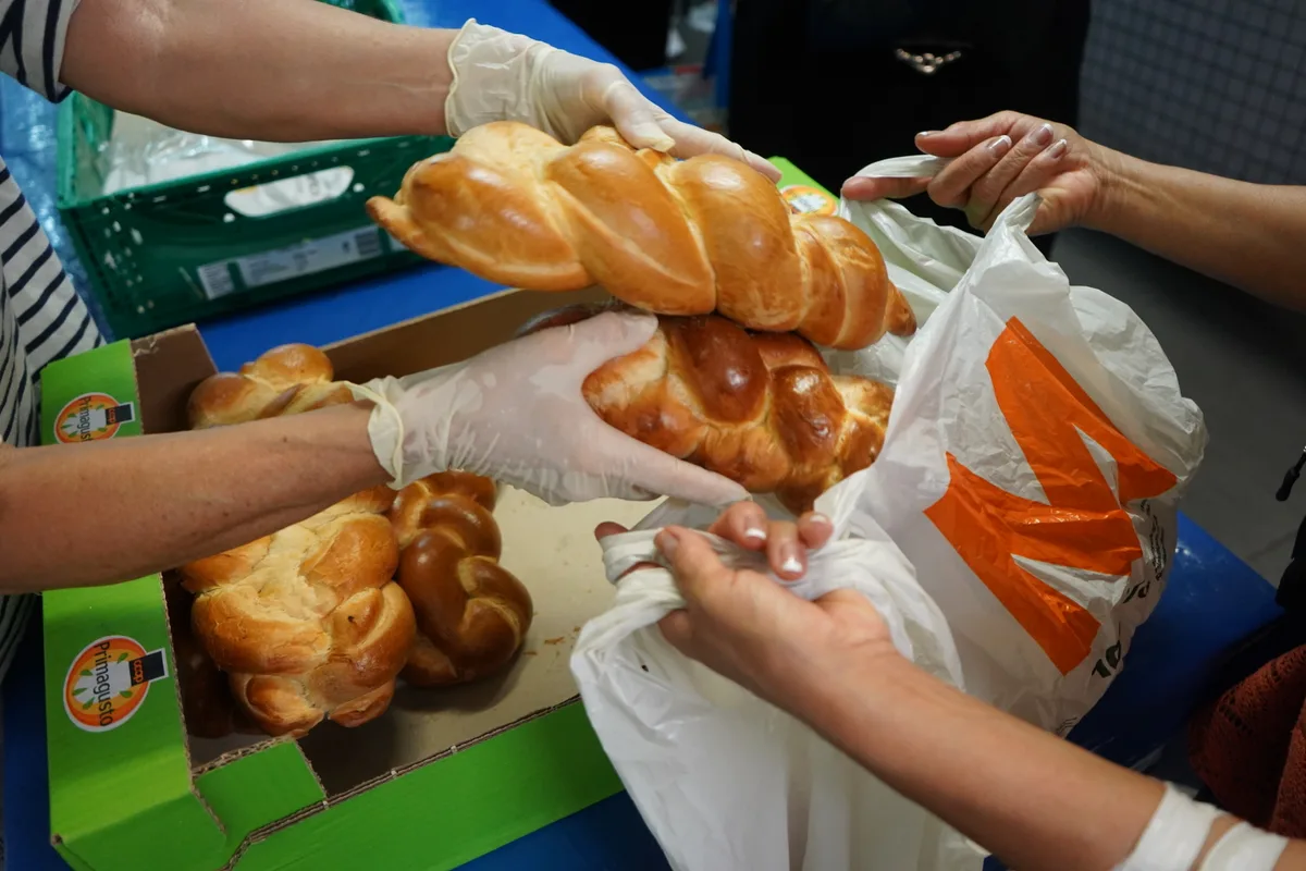 Was Läden nicht mehr verkaufen können, kann trotzdem noch genutzt werden: Der Verein Aufgetischt statt weggeworfen verteilt übrig gebliebenes Essen an bedürftige Menschen.