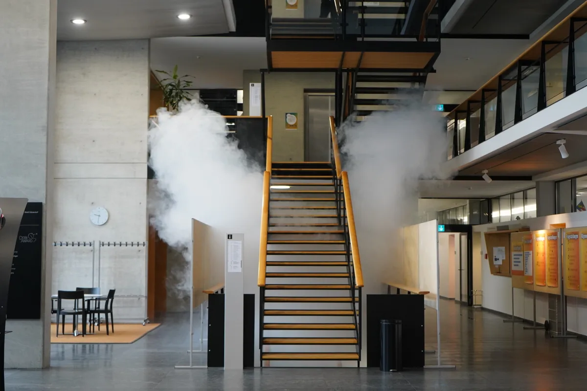 Disco-Nebel quillt aus dem Treppenhaus ins Erdgeschoss.