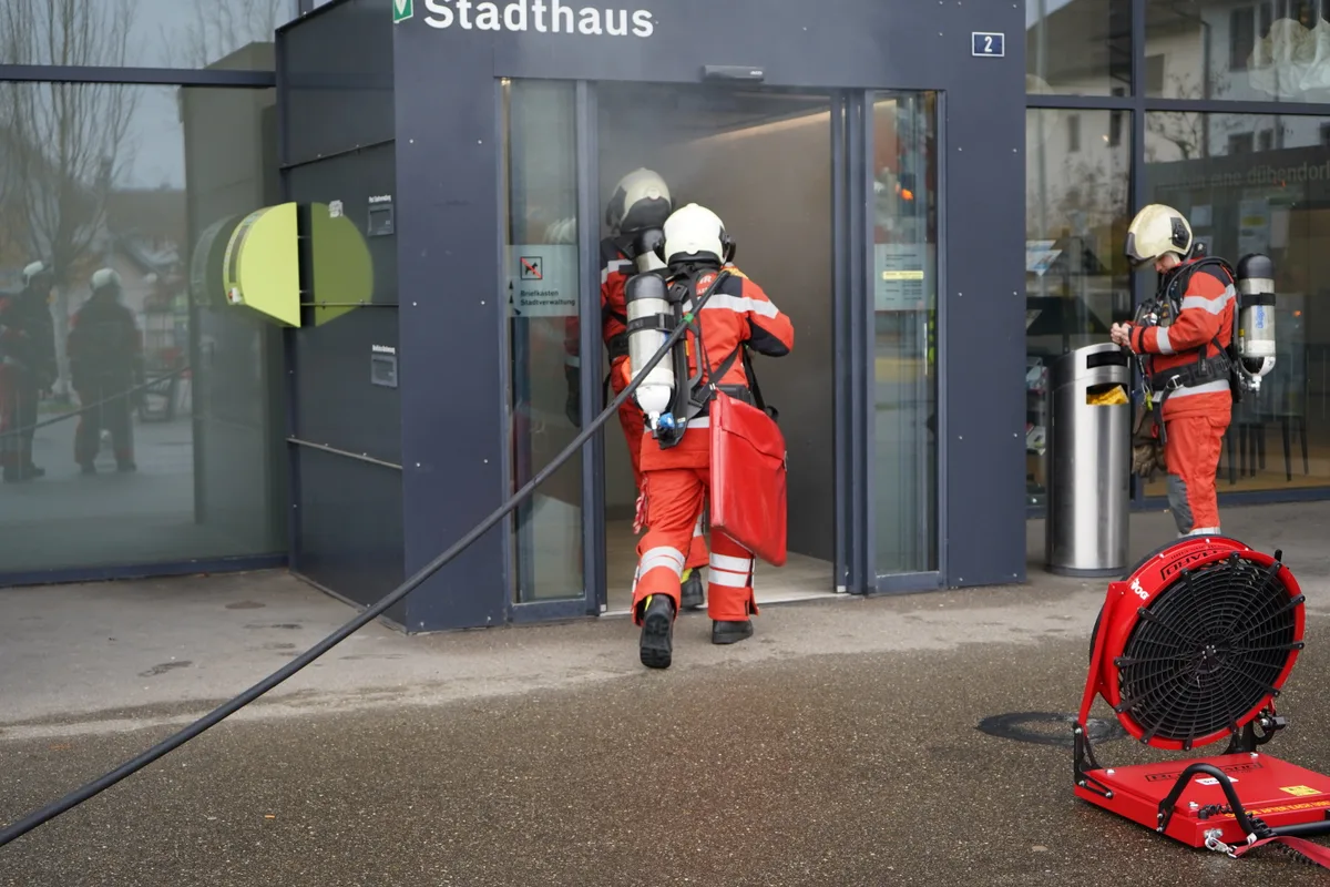 Im Stadthaus Dübendorf wird eine Evakuation geübt.