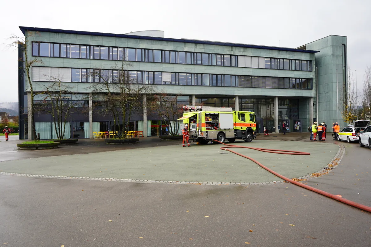 Ein Feuerwehrauto steht vor dem Stadthaus.