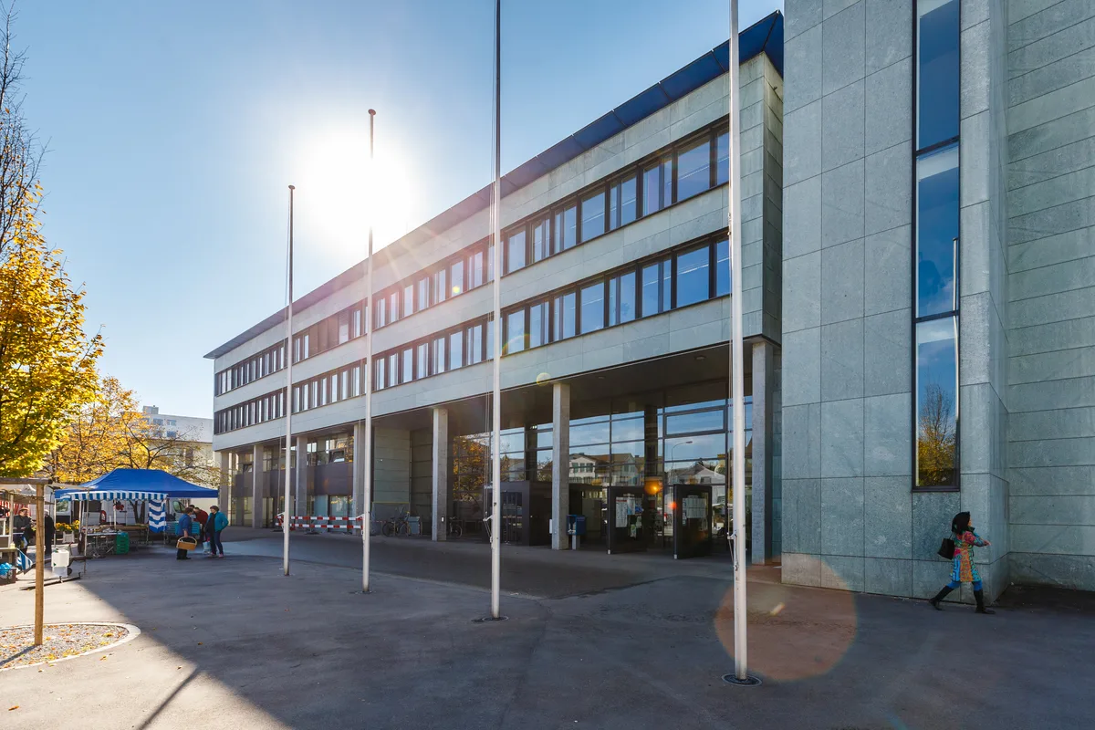 Das Dübendorfer Stadthaus wirkt im Vergleich mit dem Zürcher Regierungssitz zwar ärmlich, dafür ist die Steuerrechnung deutlich erträglicher. (Archiv) Blick auf ein Verwaltungsgebäude mit Vorplatz.