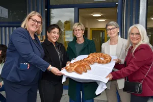 30203890-1 Temporärer Schulraum Sonnenwiese: Schlüsselübergabe einmal anders: Nicole Rützel (Schulleiterin), Gonca Bicici (Hortleitung), Annina Malgaroli (Schulleiterin), Susanne Hänni (Präsidentin Primarschulpflege) und Brigitta Würsch (Mitglied Schulbehörde) (von links).