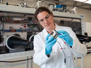15255609-5 Empa-Forscherin Meike Heinz mit einem Labor-Prototypen einer Salzbatterie.