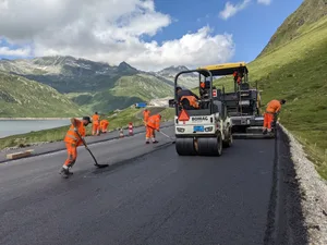 14143602-4 Teststrecke mit Recycling-Asphalt auf dem Lukmanier: Strassen in Höhenlagen sind besonders anfällig auf Risse. Bild: Empa