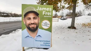 31788963-6 Ersatzwahl in den Gemeinderat Volketswil – im Bild ein Plakat von James Frei.