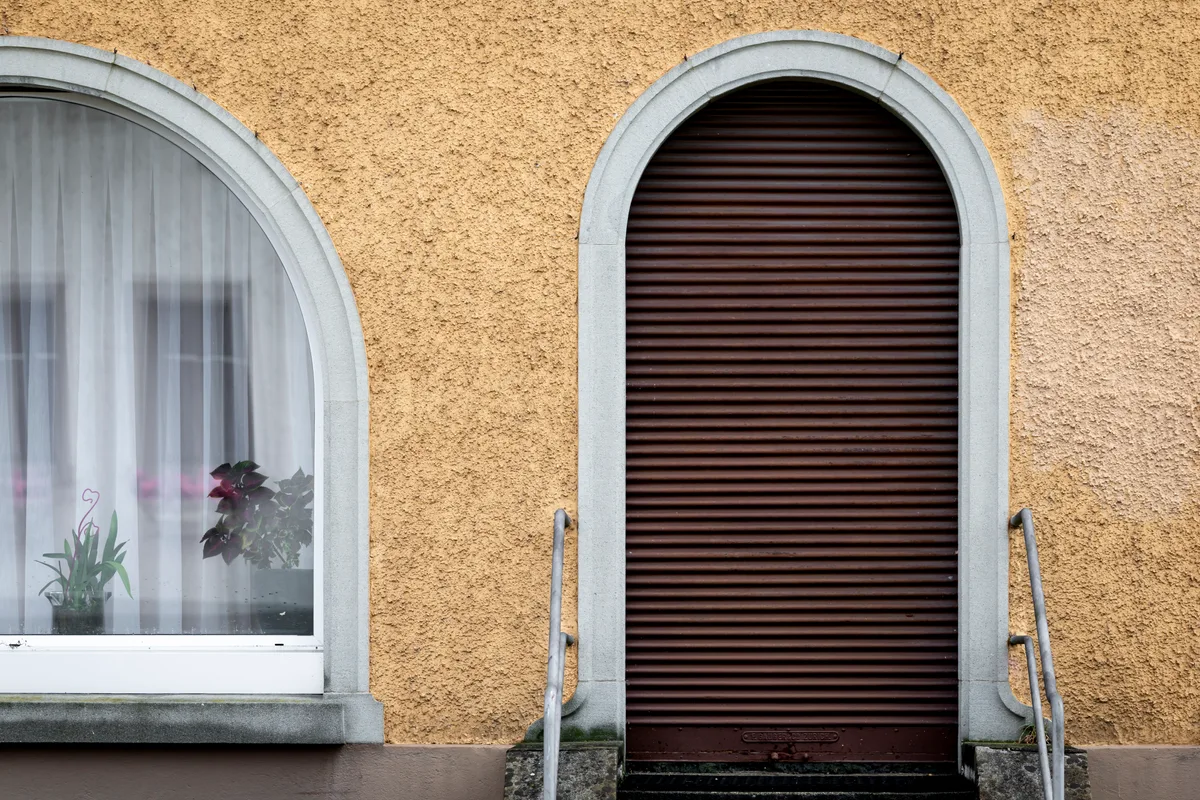 Hauseingang an der Usterstrasse in Dübendorf. Eine Tür.
