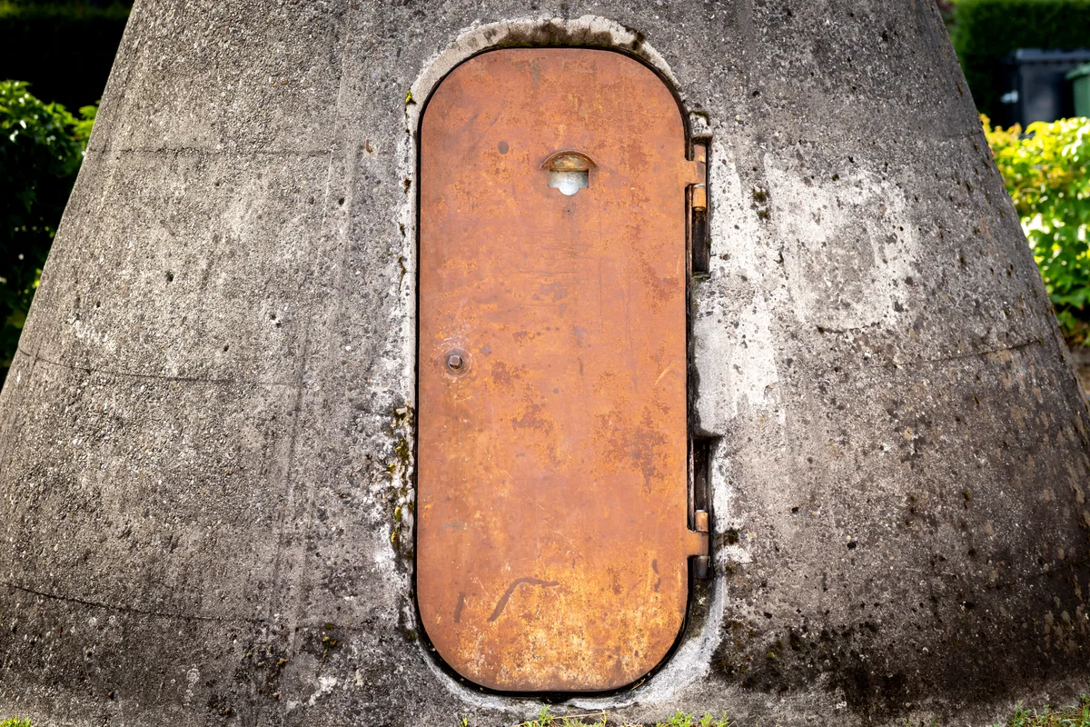 Eingangstür zu einem Kegelbunker auf dem Flugplatz Dübendorf. Eine Tür.
