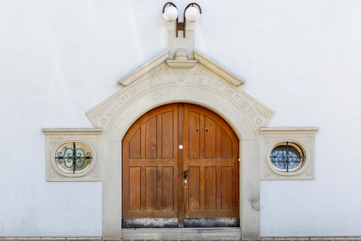 Tür an der Schulhausstrasse in Dübendorf. Eine Tür.