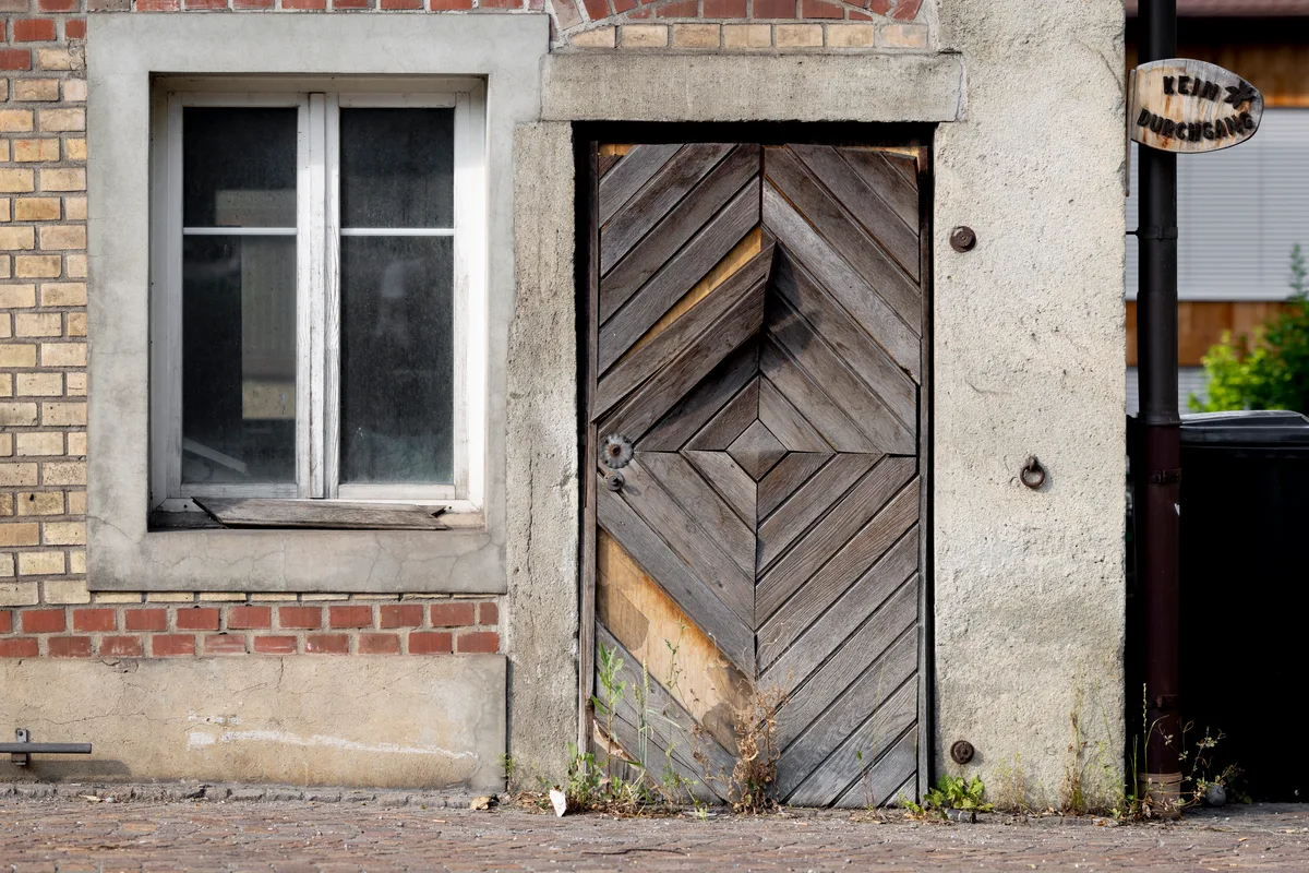Bauernhaus an der Dübendorfstrasse in Fällanden. Eine Tür.