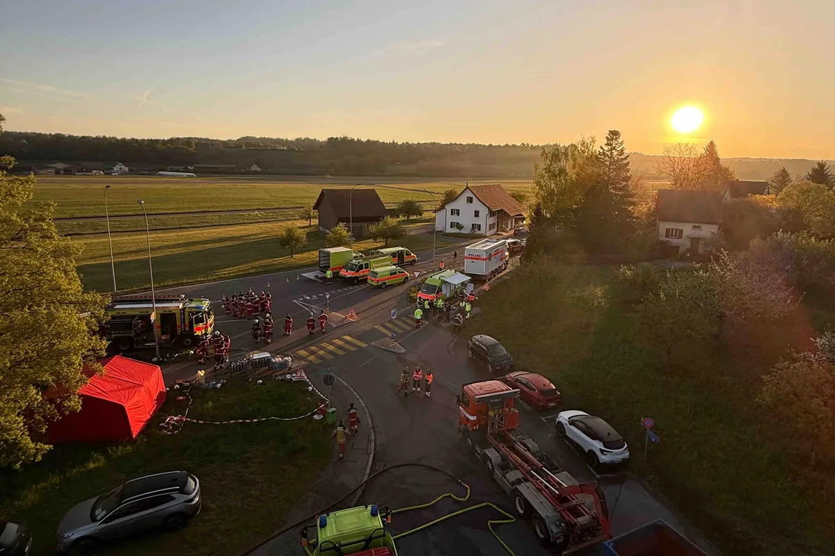 30425728-2 Die Sonne geht am Sonntagmorgen bereits auf und die Einsatzkräfte haben in Gfenn immer noch zu tun.