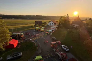 30425728-2 Die Sonne geht am Sonntagmorgen bereits auf und die Einsatzkräfte haben in Gfenn immer noch zu tun.