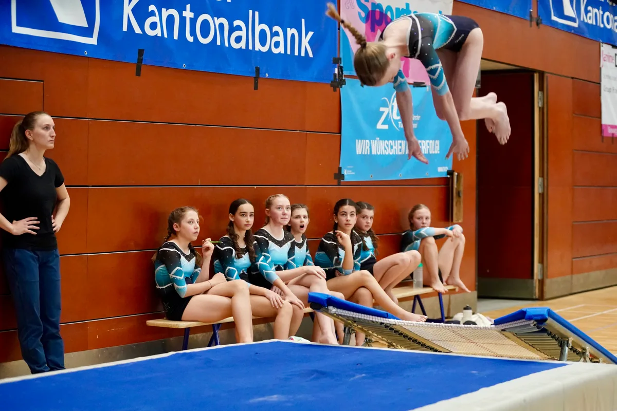 Ein Mädchen zeigt sein Können auf dem Trampolin.