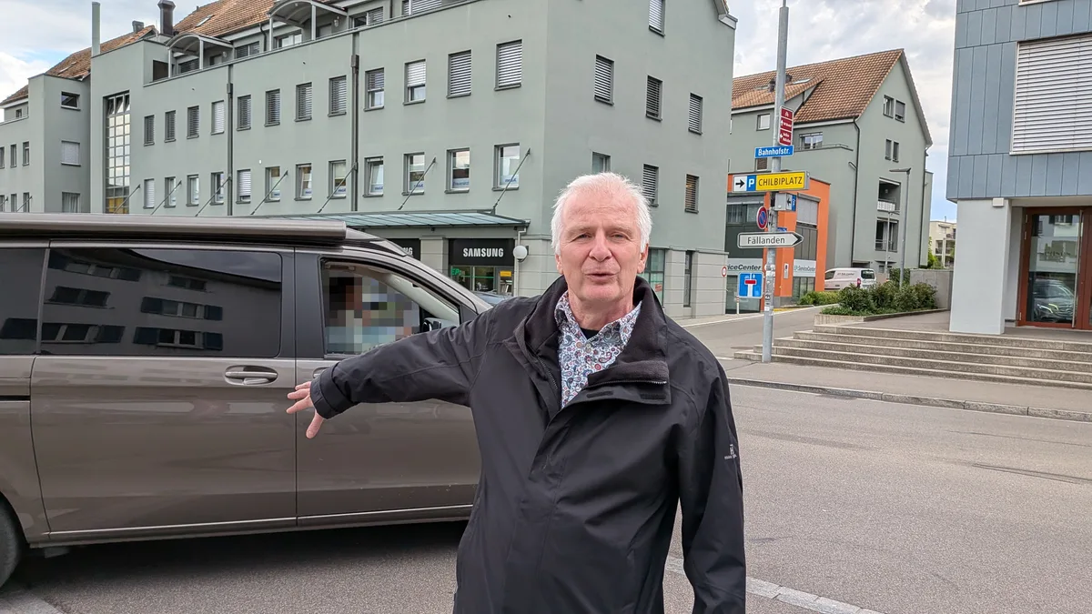 Abendliche Verkehrssituation in der Innenstadt von Dübendorf. Pascal Regli, Geschäftsleiter von Fussverkehr Schweiz, weist auf Schwachpunkte und gefährliche Stellen hin. Abendliche Verkehrssituation in der Innenstadt von Dübendorf. Pascal Regli, Geschäftsleiter von Fussverkehr Schweiz, weist auf Schwachpunkte und gefährliche Stellen hin.