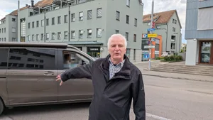 Abendliche Verkehrssituation in der Innenstadt von Dübendorf. Pascal Regli, Geschäftsleiter von Fussverkehr Schweiz, weist auf Schwachpunkte und gefährliche Stellen hin. Abendliche Verkehrssituation in der Innenstadt von Dübendorf. Pascal Regli, Geschäftsleiter von Fussverkehr Schweiz, weist auf Schwachpunkte und gefährliche Stellen hin.