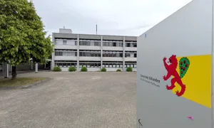 30979580-7 Die Bereiche Elektrizität, Wasser und Wärme werden nun in eine AG überführt. Im Bild das Gemeindehaus von Fällanden.
