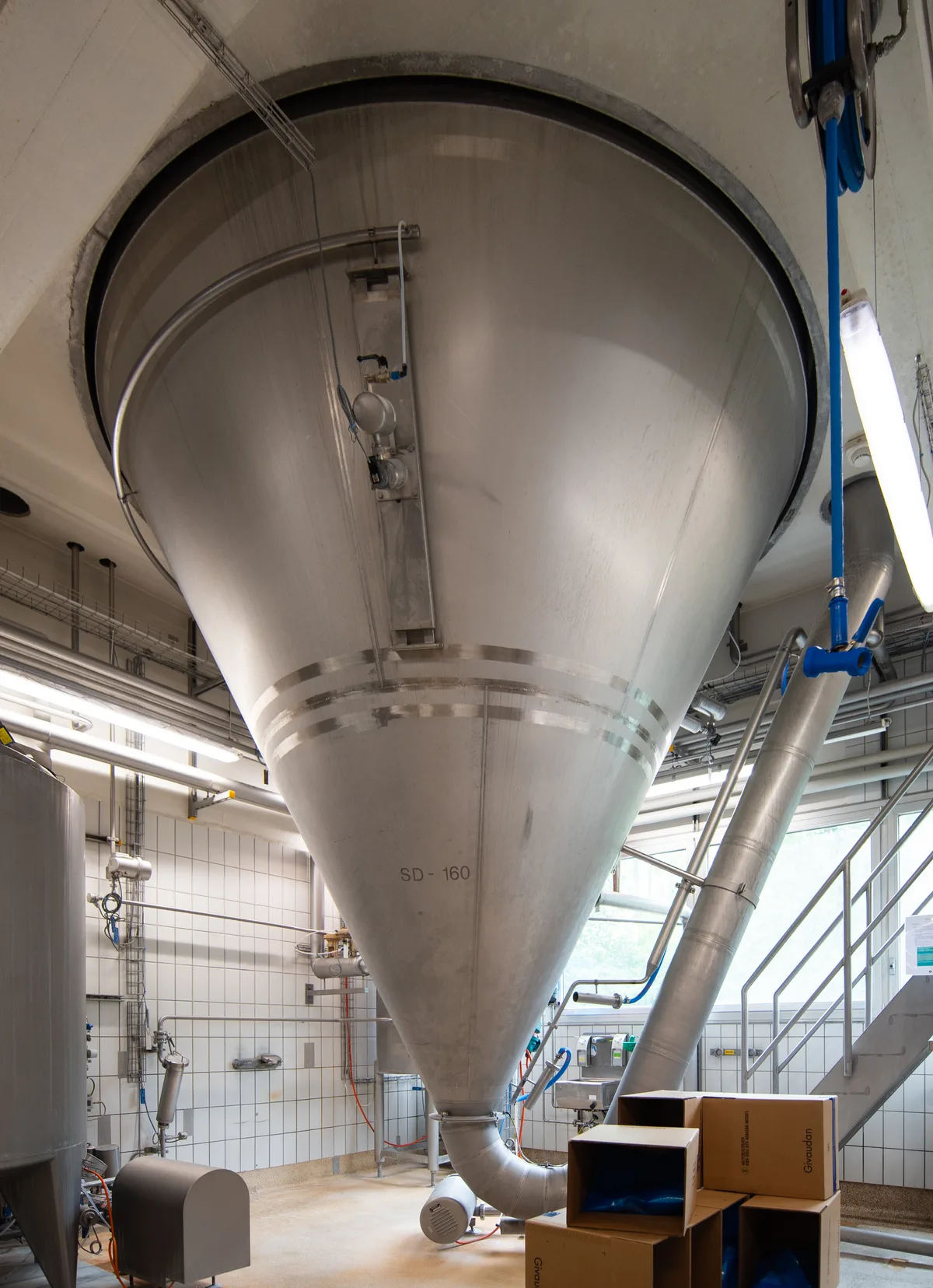 In diesem Sprühturm wurde am Mittwoch Rum-Aroma hergestellt. Blick auf einen grossen Sprühturm.