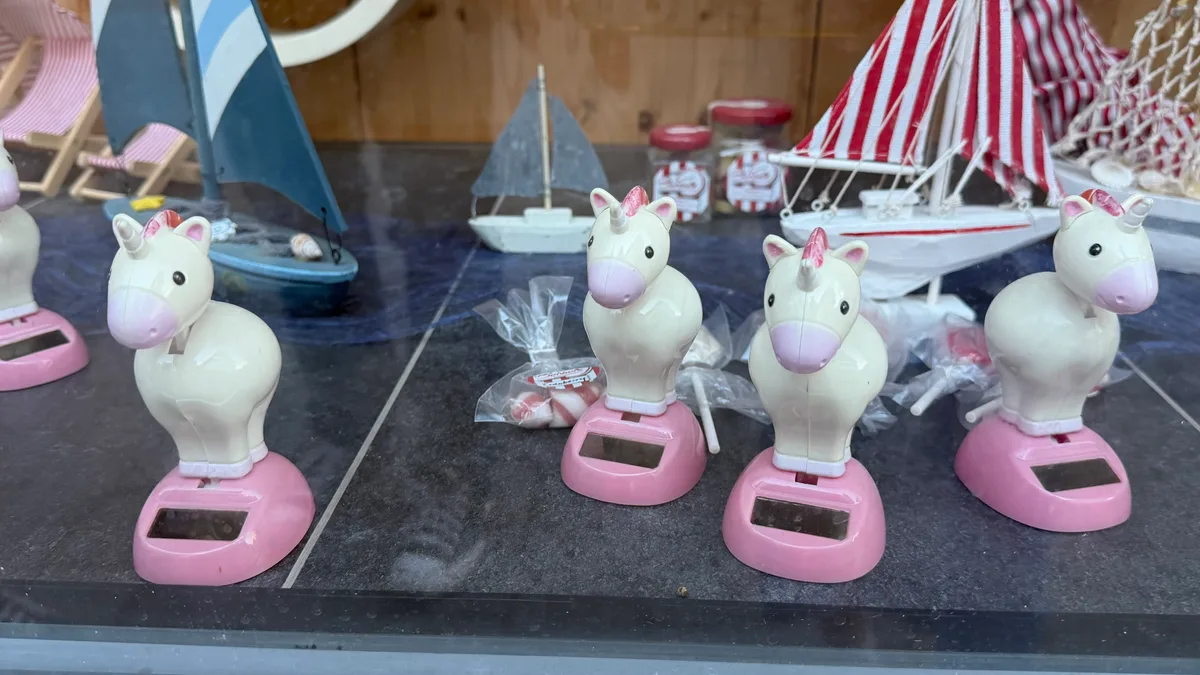Nickende Einhörner im Schaufenster einer Bonbon-Manufaktur. Leider sind sie unverkäuflich. Nickende Einhörner im Schaufenster einer Bonbon-Manufaktur. Leider sind sie unverkäuflich.
