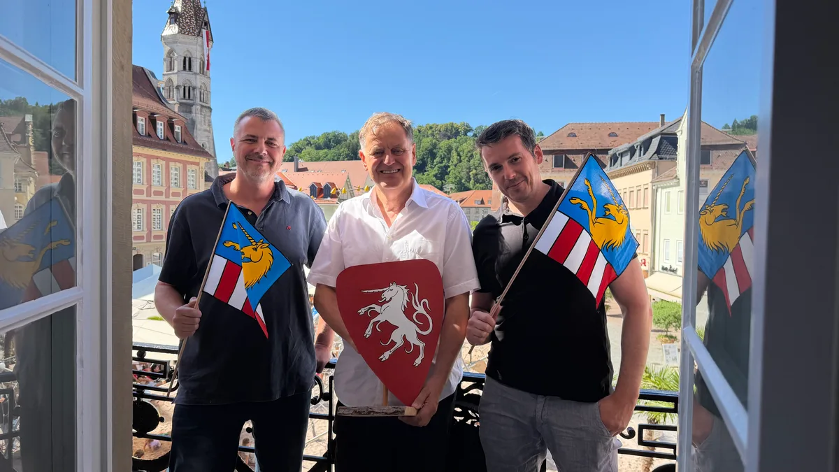 Oberbürgermeister Richard Arnold (Mitte) empfängt die Delegation des «Glattalers» im Rathaus. Oberbürgermeister Richard Arnold (Mitte) empfängt die Delegation des «Glattalers» im Rathaus.