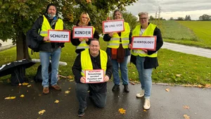Aktivisten protestieren friedlich vor einem Scientology-Jubiläumsfest. Aktivisten protestieren friedlich vor einem Scientology-Jubiläumsfest.