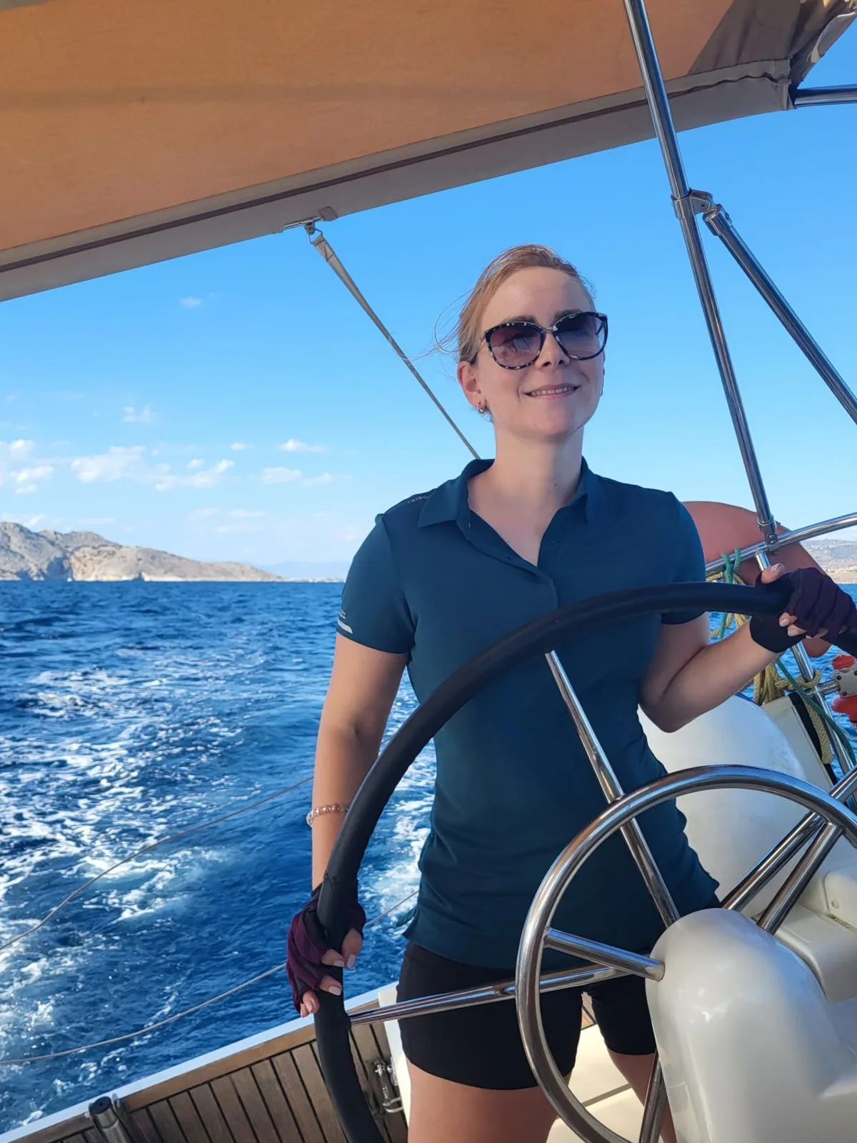 Mit fünf Jahren Erfahrung aus verschiedenen Seen und dem Mittelmeer ist Rüegsegger eine geübte Seglerin. Vanessa Rüegsegger aus Dübendorf steht am Steuer des Katamarans.