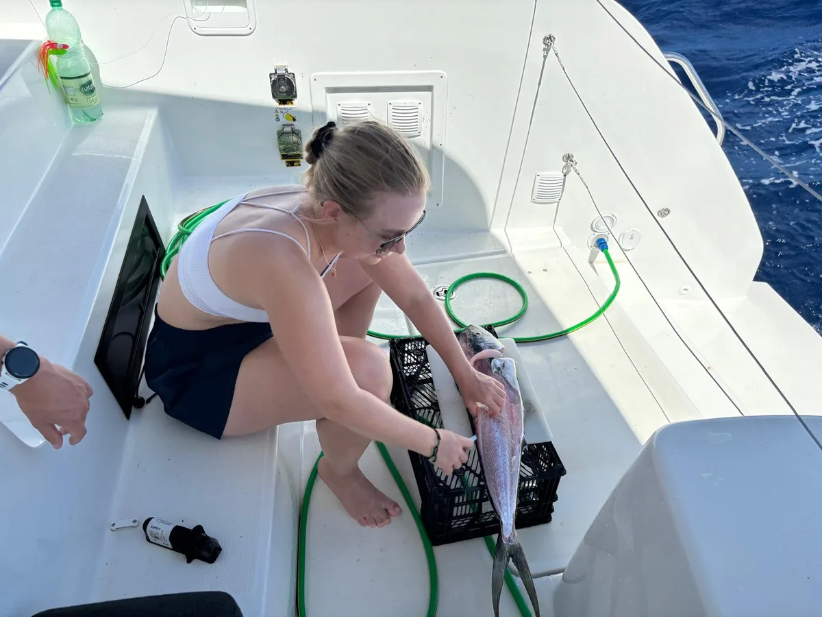 Manchmal biss ein Fisch an, dann musste sich Rüegsegger ans Filetieren machen. Der Fisch wurde dann gemeinsam gegessen. Rüegsegger filetiert einen Fisch.