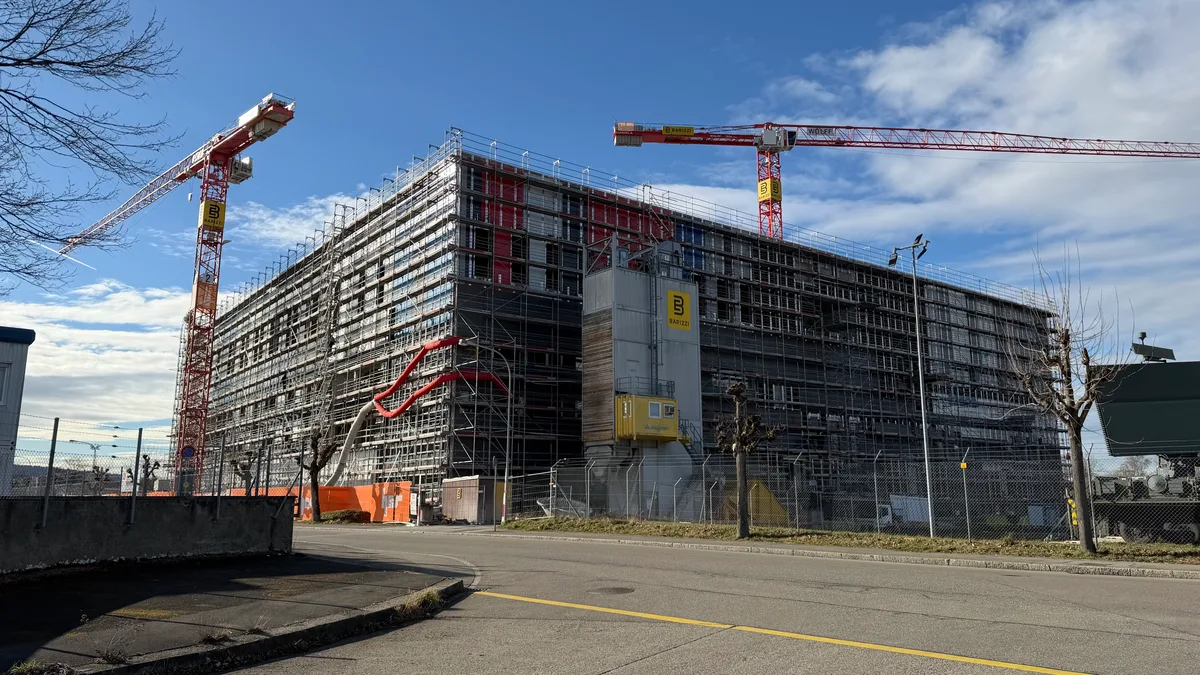 Das Gröbste ist geschafft, jetzt geht es an die Details. Unter dem Gerüst wird gerade die Fassade fertiggestellt. Baustelle des Sportzentrums Dürrbach in Wangen-Brüttisellen.