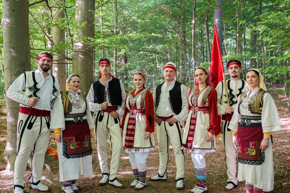 Eine Gruppe Menschen ist in Trachten gekleidet.