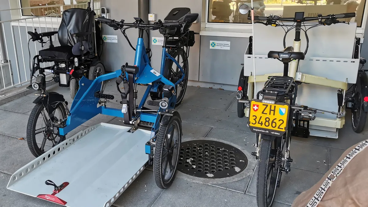 Zwei E-Rikschas stehen auf ihrem Parkplatz.