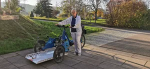 Katharina Toledo hält ein E-Rikscha des Alterszentrum Imwil Dübendorf. Katharina Toledo hält ein E-Rikscha des Alterszentrum Imwil Dübendorf.