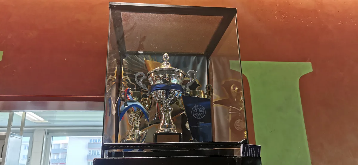 In ihrem Stammrestaurant Schwamendingen im Zürcher Stadtteil kann das Team seine Pokale ausstellen. Eine Vitrine mit Pokalen.