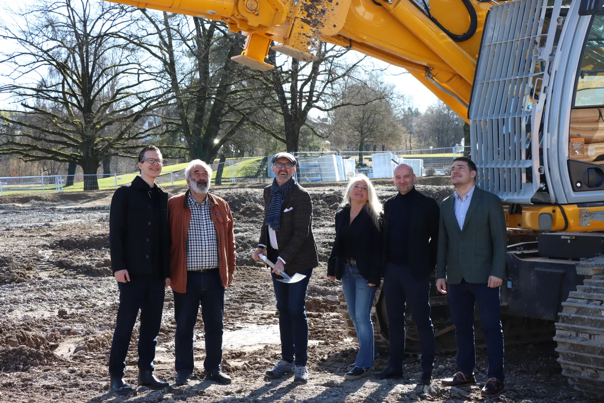 (V.l.) Architekt Markus Schietsch, Sekundarschulpflegemitglied Benedikt Stockmann, Stadtpräsident André Ingold, Primarschulpflegemitglied Brigitta Würsch-Fenner, Architekt Louis Lateur und Patric Crivelli  von der Sport- und Freizeitanlagen Dübendorf AG (von links).