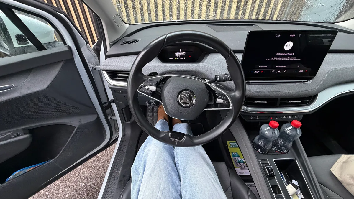 Das «Unfallauto» ist die Bühne für das Szenario. Das Innere eines Autos.