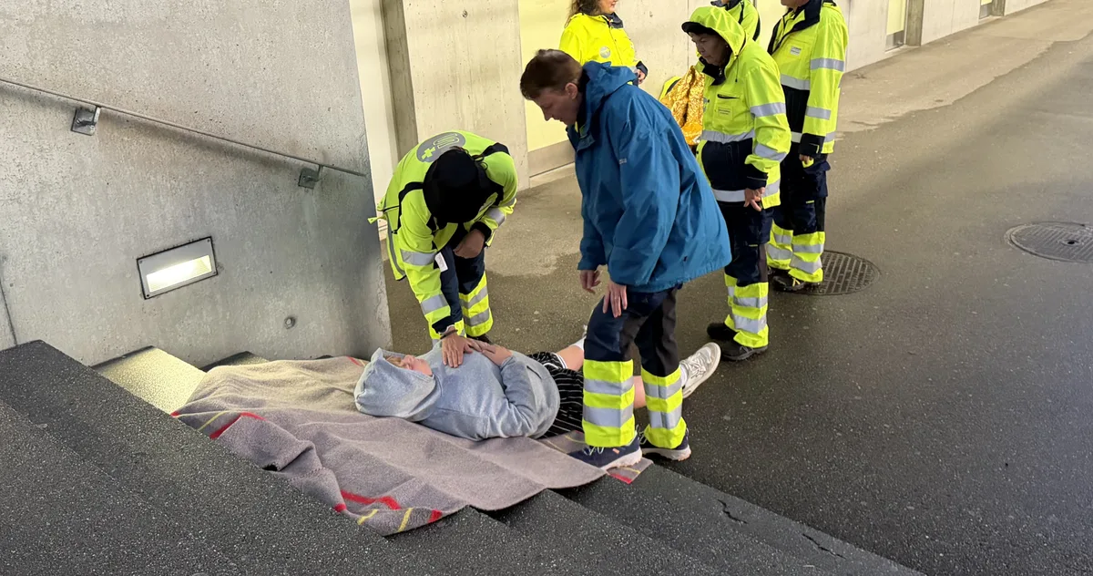 Auch Kinder stellten sich als Figuranten zur Verfügung. Ein Junge liegt auf einer Treppe.