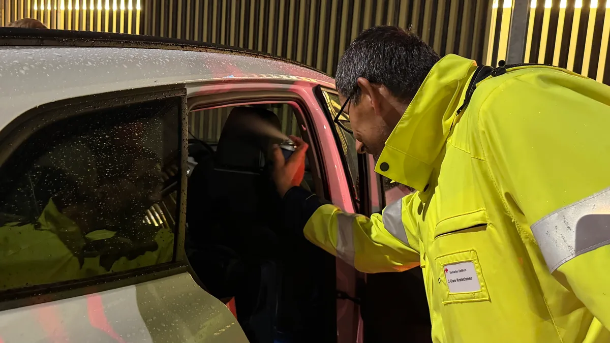 Postenleiter Uwe Kretschmer sprayt Rauchgeruch in das Auto. Rauchpetarden wären wegen der Waldbrandgefahr nicht erlaubt gewesen. Ein Mann sprayt in ein Auto.