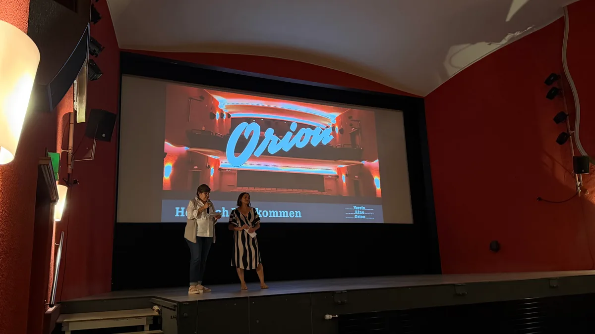 Das Kino Orion präsentiert sich von seiner besten Seite. Zwei Frauen im Kinosaal.