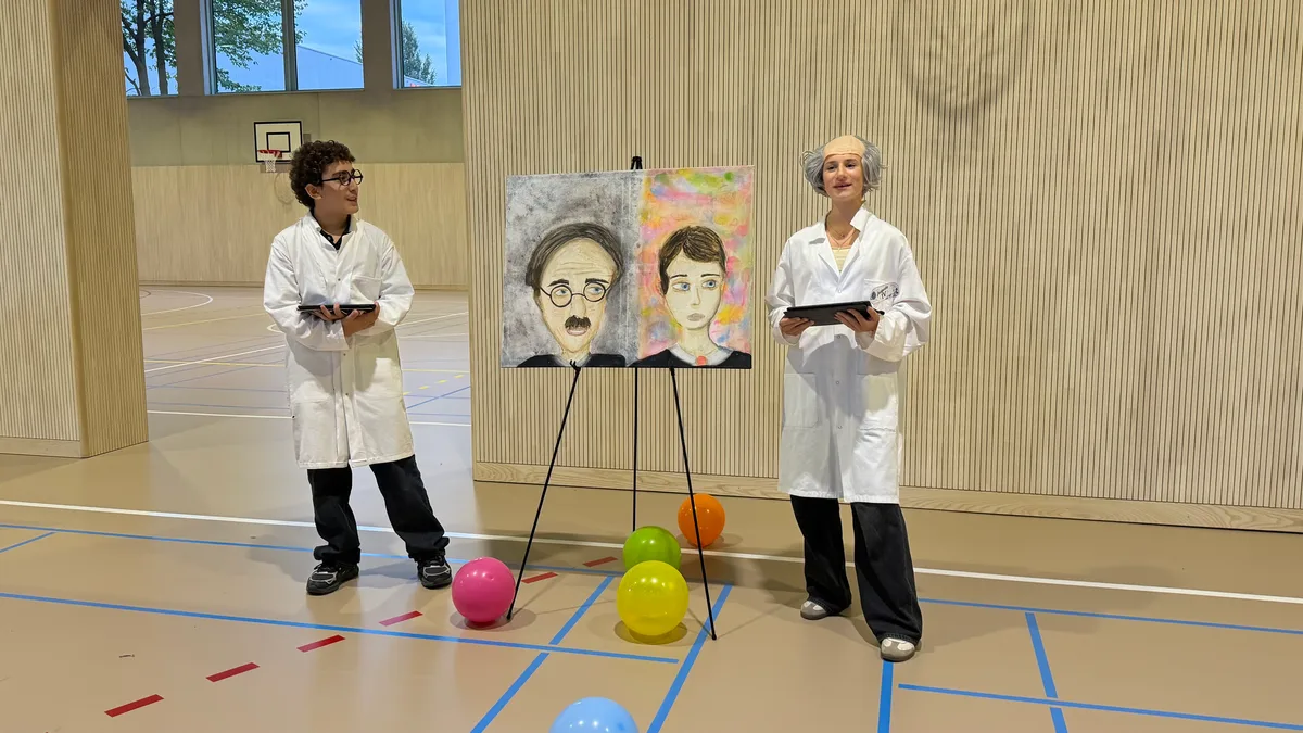 Die Schüler des Lycée verkleideten sich als Forscher und hielten kurze Vorträge. Zwei verkleidete Schüler.