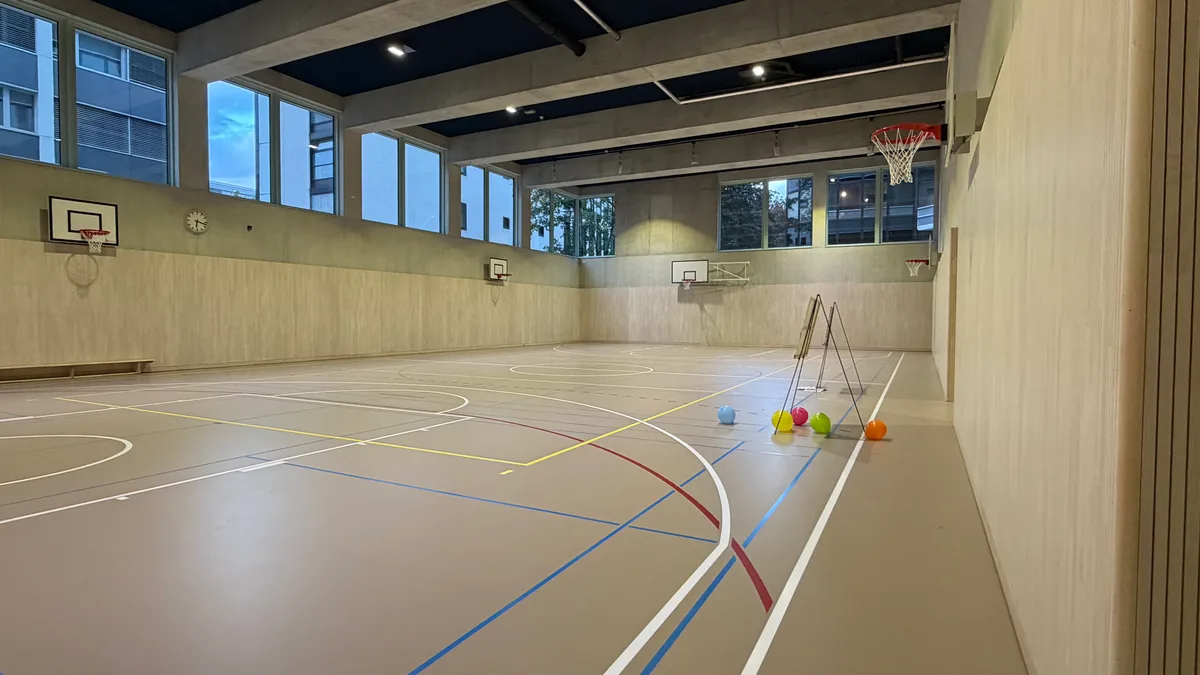 Die Holzverkleidung an den Turnhallenwänden soll besonders schalldämpfend sein. Blick in eine Turnhalle.